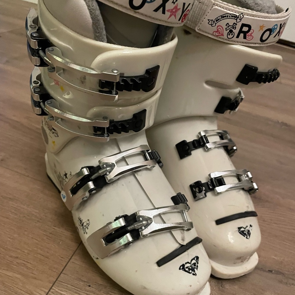 25.5 Roxy ski boots